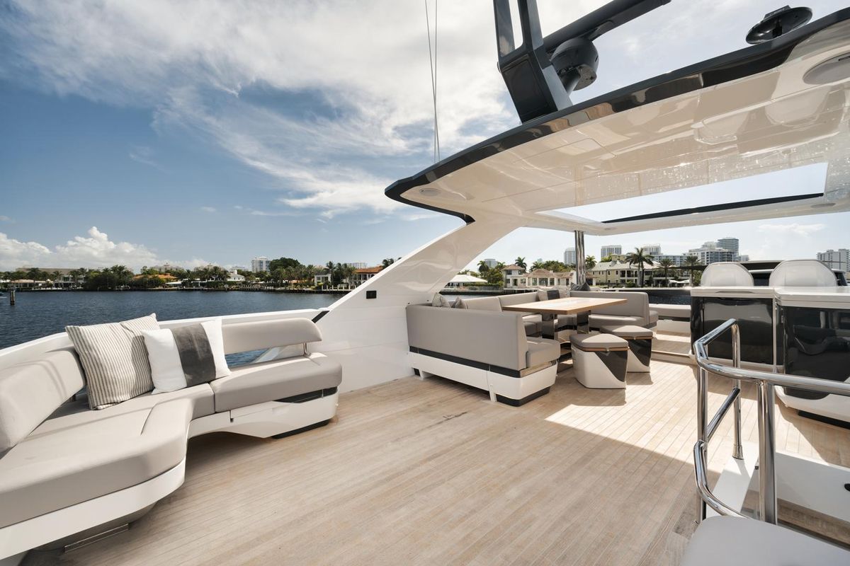 2022 Pearl 62 