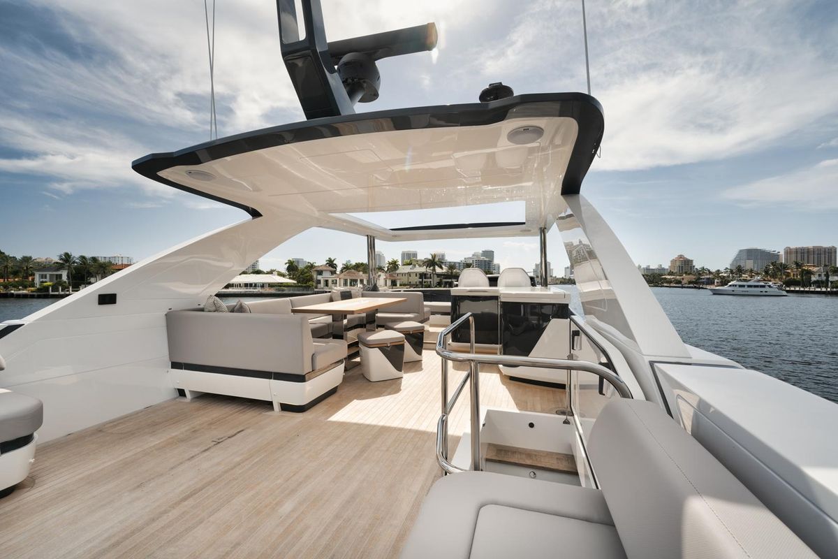 2022 Pearl 62 