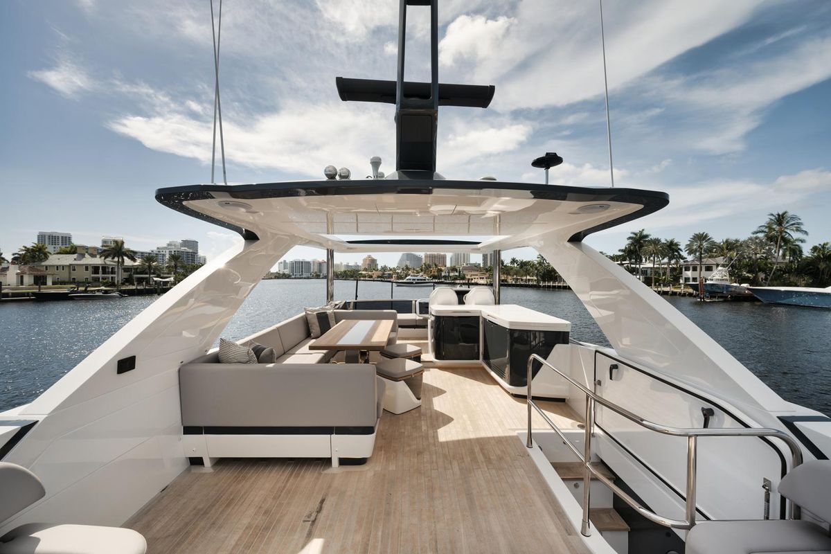 2022 Pearl 62 