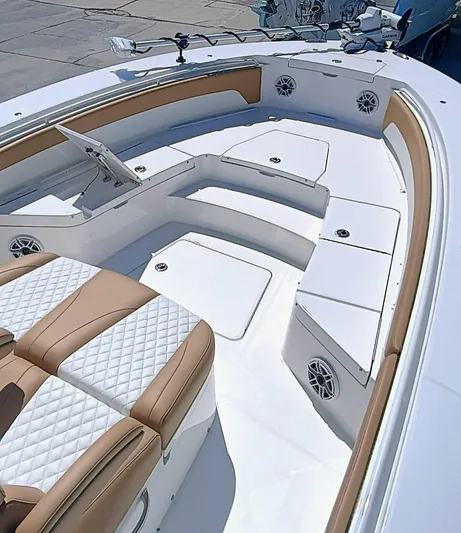 30x0-036 Yacht Photos Pics 2025 Regulator 30XO boat interior with white and tan seating, modern design.