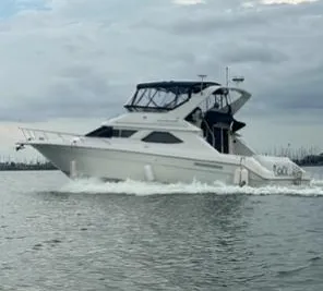 Sea Ray 440 Express Bridge