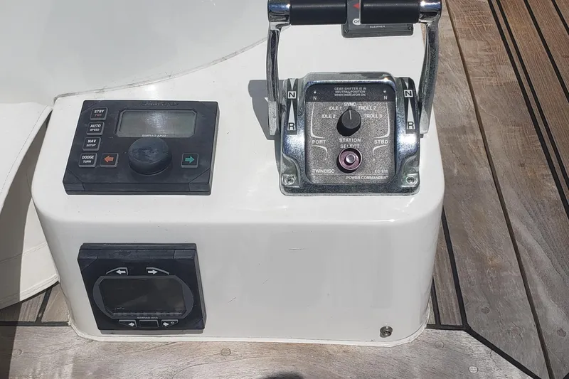 Katula Yacht Photos Pics Control panel of a 2003 Mikelson Long Range Cockpit MY yacht with navigation and throttle controls.