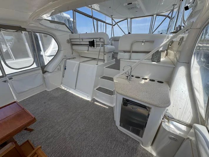 Moe-tour-inn Yacht Photos Pics 8 2004 Silverton 43 upper deck entertainment bar