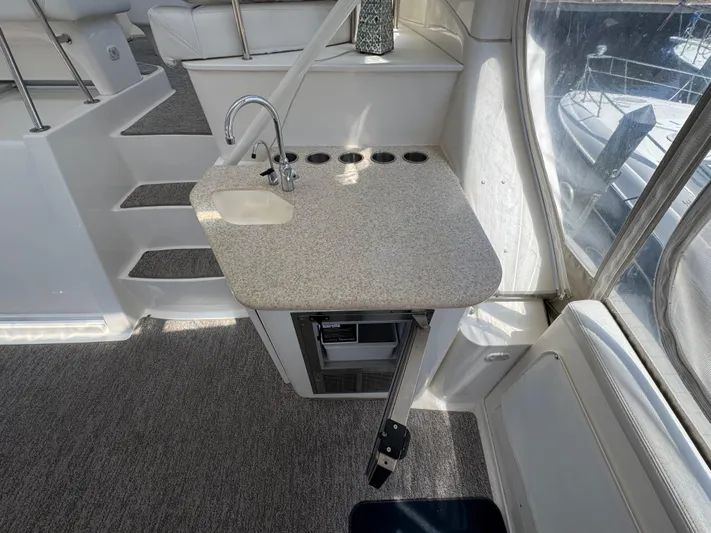 Moe-tour-inn Yacht Photos Pics 9 2004 Silverton 43 Upper deck entertainment bar