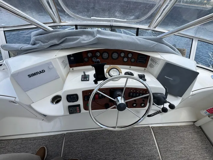 Moe-tour-inn Yacht Photos Pics 17 2004 Silverton 43 Flybridge_helm