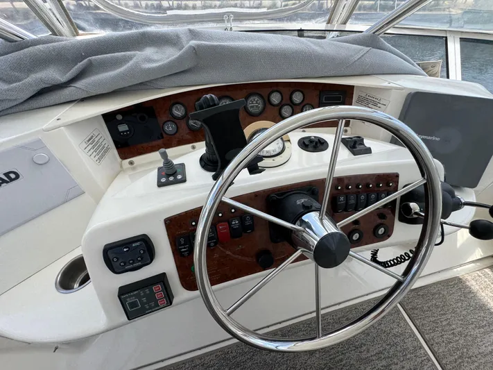 Moe-tour-inn Yacht Photos Pics 18 2004 Silverton 43 Flybridge_helm