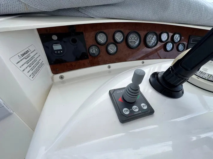 Moe-tour-inn Yacht Photos Pics 19 2004 Silverton 43 Flybridge_helm