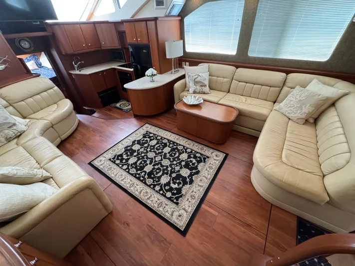 Moe-tour-inn Yacht Photos Pics 28 2004 Silverton 43 Salon looking_starboard