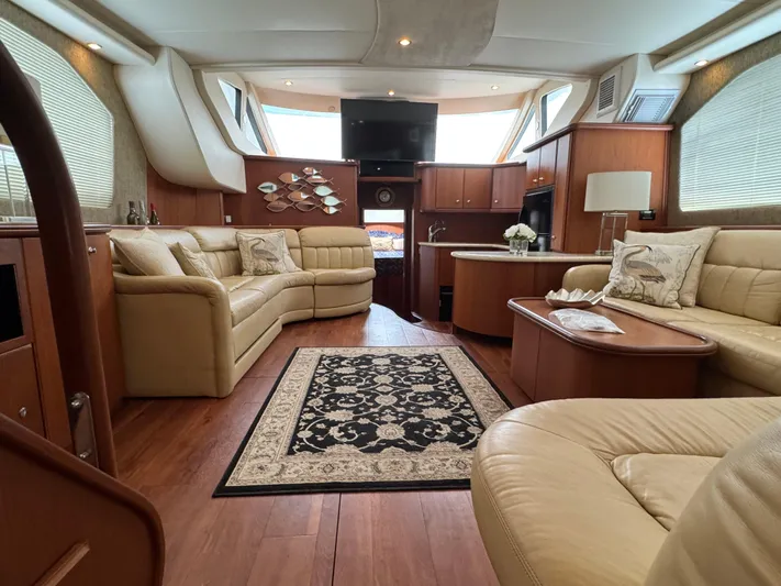 Moe-tour-inn Yacht Photos Pics 31 2004 Silverton 43 Salon looking forward