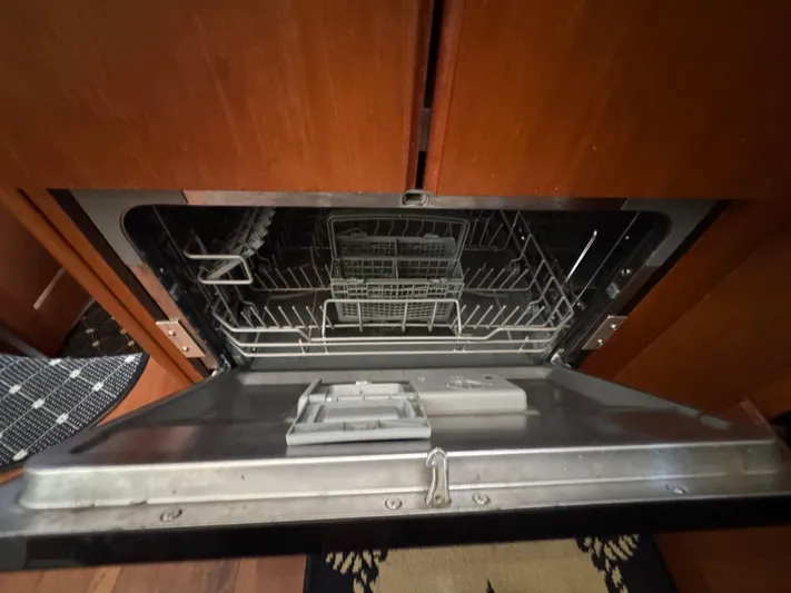 Moe-tour-inn Yacht Photos Pics 35 2004 Silverton 43 Galley_Dishwasher