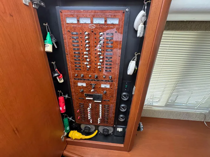 Moe-tour-inn Yacht Photos Pics 37 2004 Silverton 43 Control_Panel