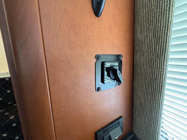 Moe-tour-inn Yacht Photos Pics 39 2004 Silverton 43 Control_Panel_2