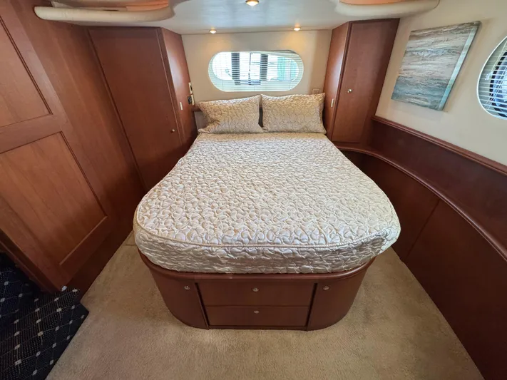 Moe-tour-inn Yacht Photos Pics 0 2004 Silverton 43 Full Beam Aft Owners Suite