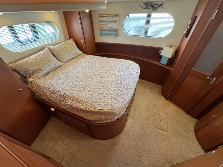 Moe-tour-inn Yacht Photos Pics 41 2004 Silverton 43 Full Beam Aft Owners Suite