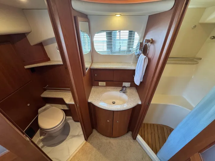 Moe-tour-inn Yacht Photos Pics 42 2004 Silverton 43 Owners Suite En Suite