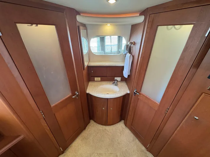 Moe-tour-inn Yacht Photos Pics 43 2004 Silverton 43 Owners Suite Ensuite