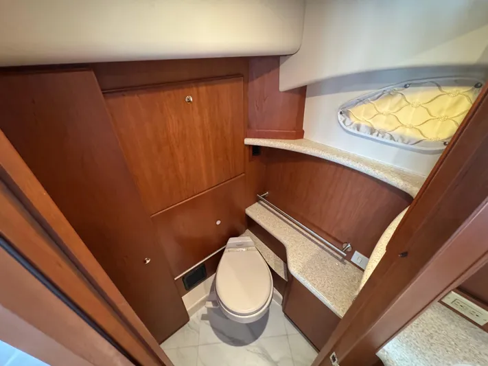 Moe-tour-inn Yacht Photos Pics 44 2004 Silverton 43 Owners Suite Head