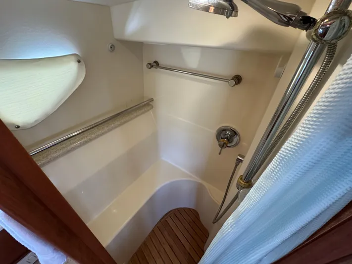 Moe-tour-inn Yacht Photos Pics 45 2004 Silverton 43 Owners Suite Separate Shower