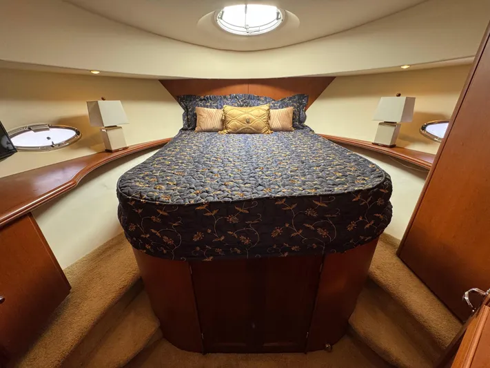 Moe-tour-inn Yacht Photos Pics 46 2004 Silverton 43 Forward VIP suite