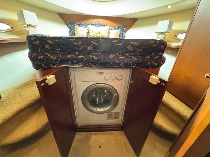 Moe-tour-inn Yacht Photos Pics 47 2004 Silverton 43 Forward VIP Suite with laundry