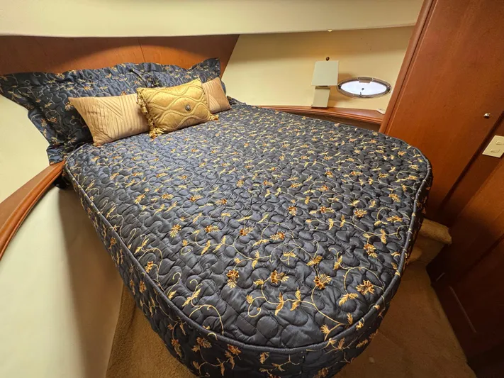 Moe-tour-inn Yacht Photos Pics 48 2004 Silverton 43 Forward VIP