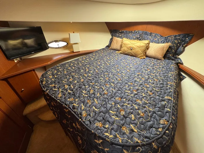 Moe-tour-inn Yacht Photos Pics 49 2004 Silverton 43 Forward VIP