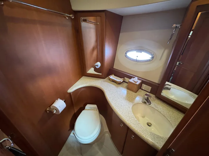 Moe-tour-inn Yacht Photos Pics 50 2004 Silverton 43 VIP Ensuite Head