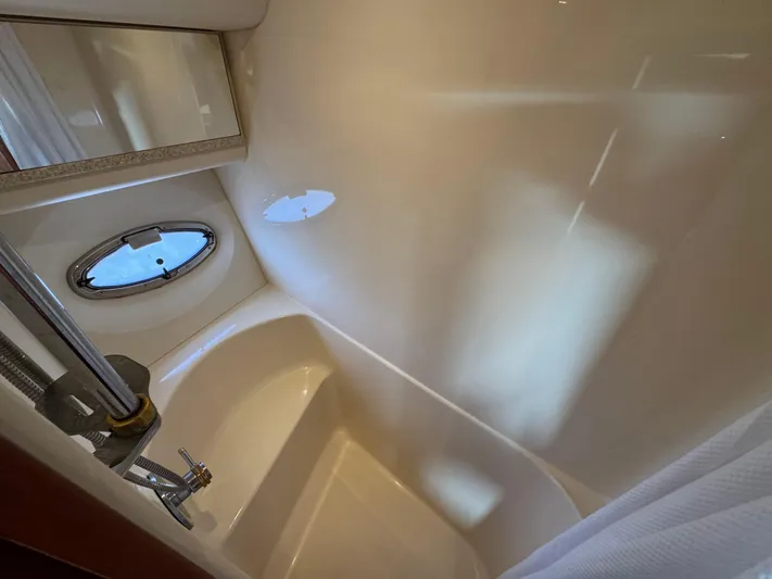 Moe-tour-inn Yacht Photos Pics 51 2004 Silverton 43 VIP Ensuite Shower