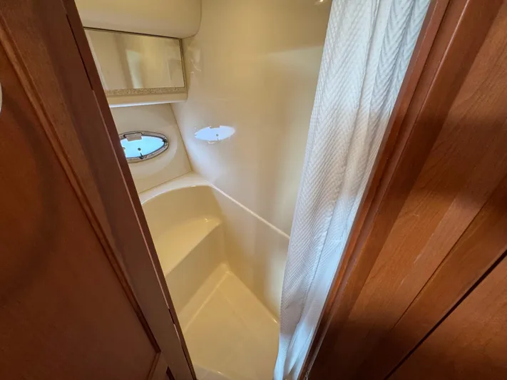 Moe-tour-inn Yacht Photos Pics 52 2004 Silverton 43 VIP Ensuite Shower