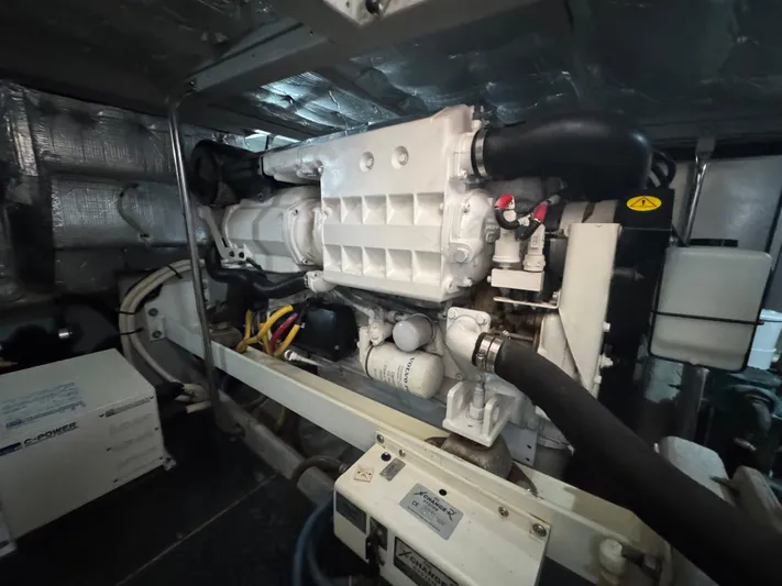 Moe-tour-inn Yacht Photos Pics 53 2004 Silverton 43 Engine Room