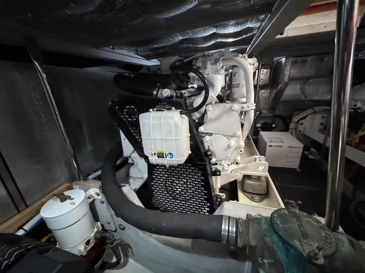 Moe-tour-inn Yacht Photos Pics 54 2004 Silverton_43 Engine Room