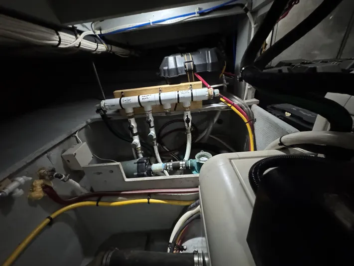 Moe-tour-inn Yacht Photos Pics 56 2004 Silverton 43 Engine Room