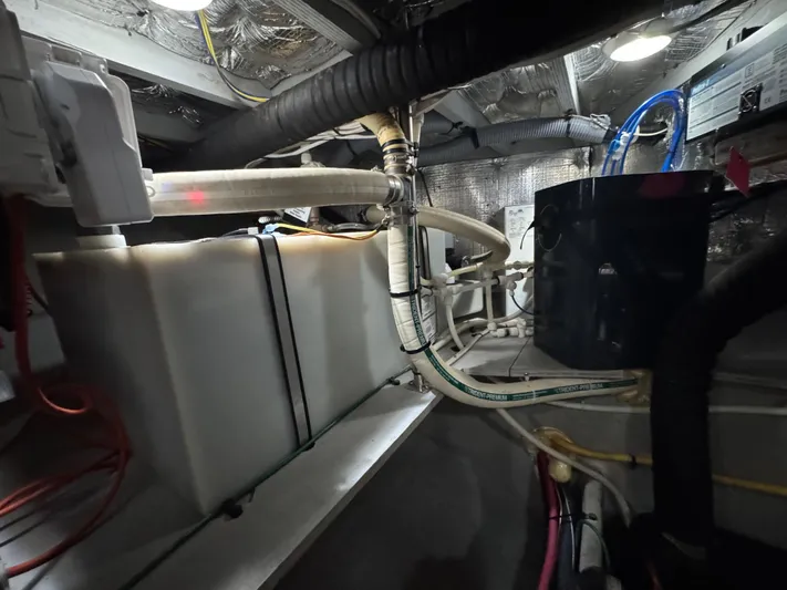 Moe-tour-inn Yacht Photos Pics 57 Silverton 43 Engine Room