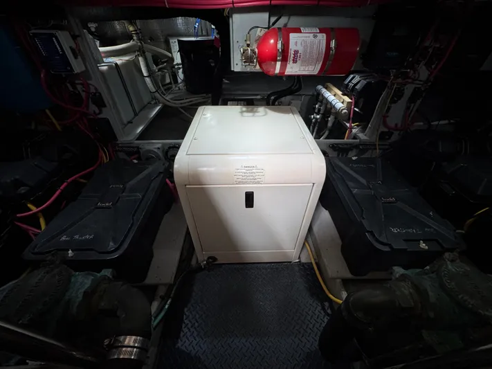 Moe-tour-inn Yacht Photos Pics 58 2004 Silverton 43 Engine Room