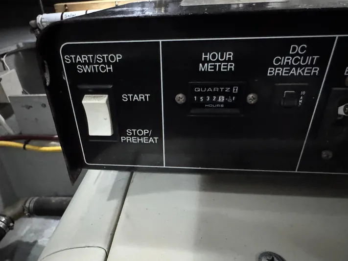 Moe-tour-inn Yacht Photos Pics 61 2004 Silverton 43 Engine Room