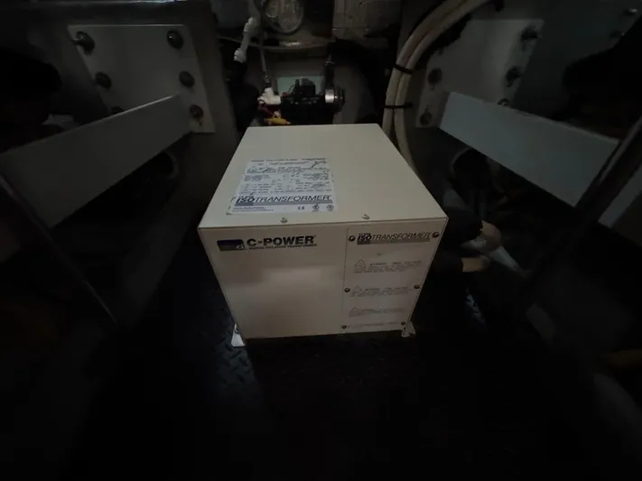 Moe-tour-inn Yacht Photos Pics 62 2004 Silverton 43 Engine Room