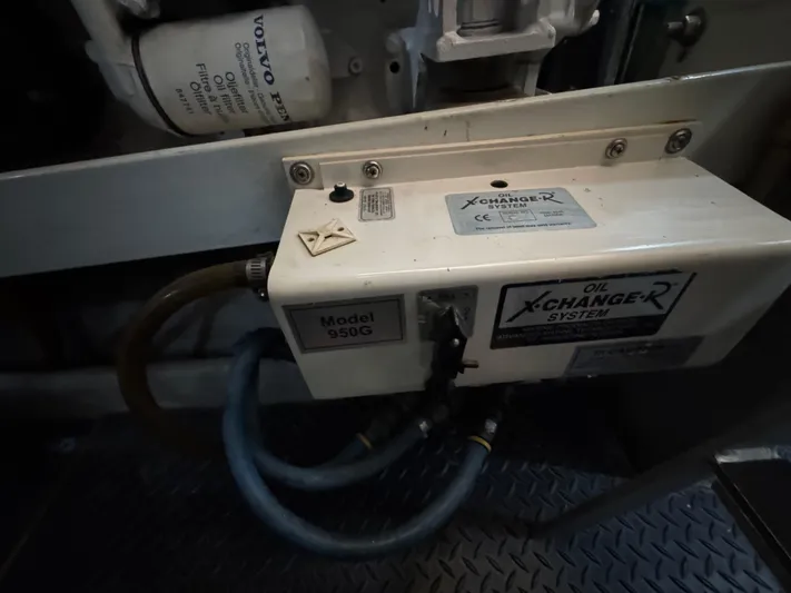 Moe-tour-inn Yacht Photos Pics 63 2004 Silverton 43 Engine Room