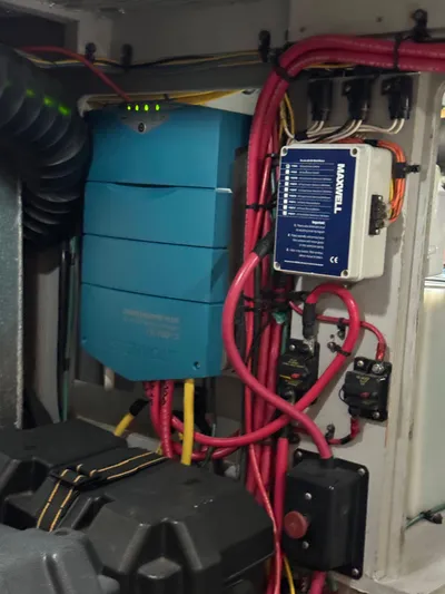 Moe-tour-inn Yacht Photos Pics 64 2004 Silverton 43 Engine Room