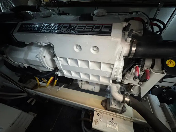 Moe-tour-inn Yacht Photos Pics 65 2004 Silverton 43 Engine Room