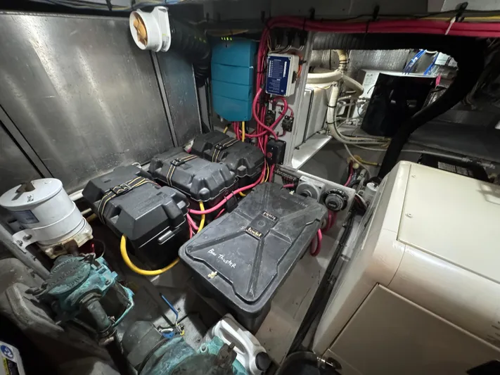 Moe-tour-inn Yacht Photos Pics 68 2004 Silverton 43 Engine Room