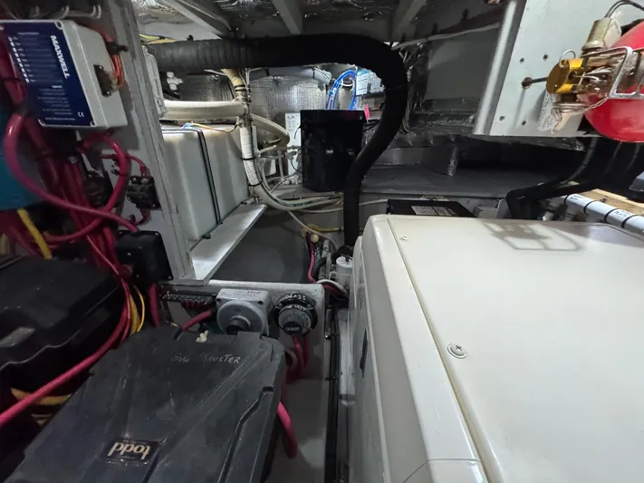 Moe-tour-inn Yacht Photos Pics 69 2004 Silverton 43 Engine Room