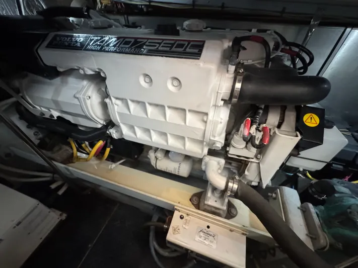 Moe-tour-inn Yacht Photos Pics 70 2004 Silverton 43 Engine Room