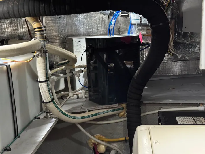 Moe-tour-inn Yacht Photos Pics 71 2004 Silverton 43 Engine Room