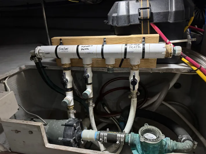 Moe-tour-inn Yacht Photos Pics 72 2004 Silverton 43 Engine Room