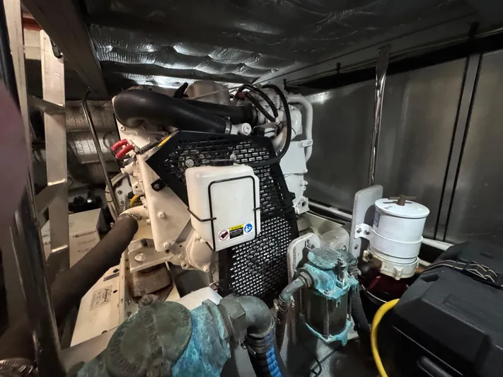 Moe-tour-inn Yacht Photos Pics 73 2004 Silverton 43 Engine Room