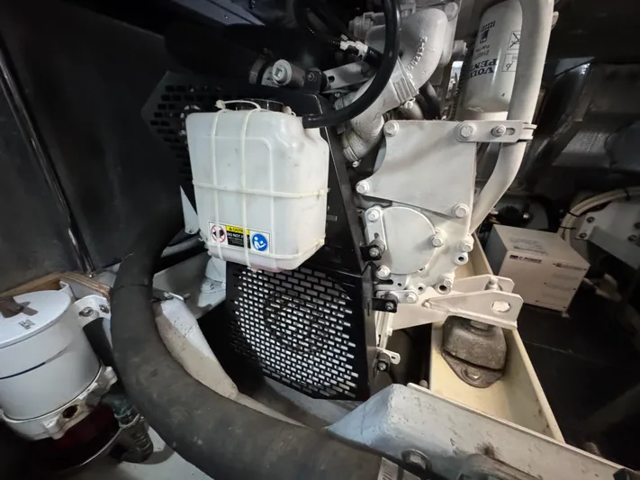 Moe-tour-inn Yacht Photos Pics 74 2004 Silverton 43 Engine Room