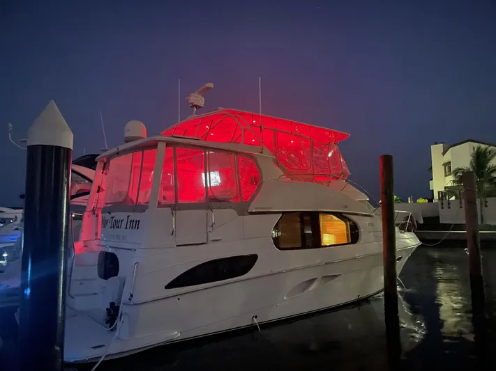 Moe-tour-inn Yacht Photos Pics 90 2004 Silverton 43 Exterior Night Lights 1