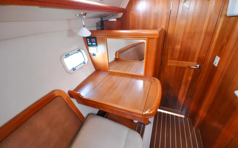 Coralee Yacht Photos Pics Hunter 45CC - Coralee - Aft Cabin - Vanity