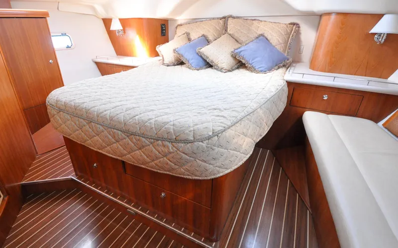 Coralee Yacht Photos Pics Hunter 45CC - Coralee - Aft Cabin - Centerline Queen