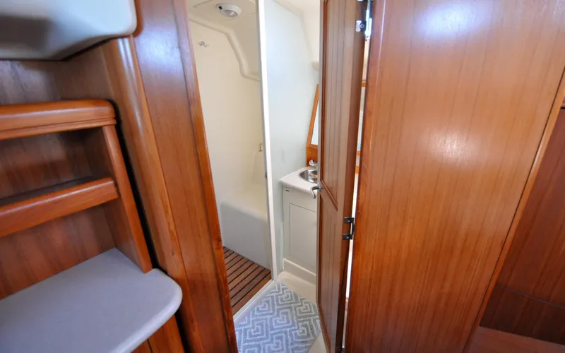 Coralee Yacht Photos Pics Hunter 45CC - Coralee - Aft Cabin - Ensuite Head
